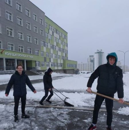 УЧАЩИЕСЯ 1 КУРСА ВСЕХ СПЕЦИАЛЬНОСТЕЙ ПОМОГЛИ С УБОРКОЙ СНЕГА