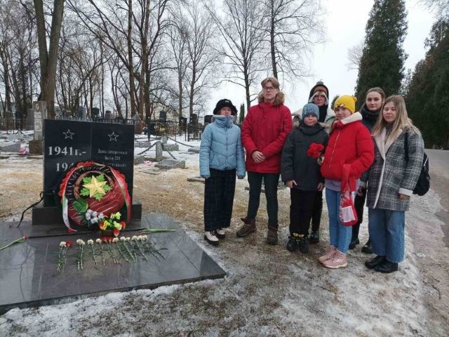 ВОЗЛОЖЕНИИ ЦВЕТОВ К МОГИЛАМ НЕИЗВЕСТНЫХ СОЛДАТ