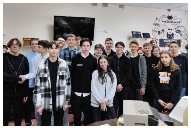 ОЗНАКОМЛЕНИЯ С ИСТОРИЕЙ СПЕЦИАЛЬНОСТИ «ТЕХНИК-ПРОГРАММИСТ» ОЗНАКОМЛЕНИЯ С ИСТОРИЕЙ СПЕЦИАЛЬНОСТИ «ТЕХНИК-ПРОГРАММИСТ»