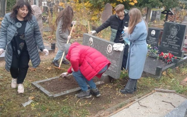 УЧАЩИЕСЯ И СОТРУДНИКИ КОЛЛЕДЖА НАВЕЛИ ПОРЯДОК НА ВОИНСКИХ ЗАХОРОНЕНИЯХ