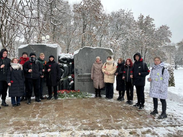 ВОЗЛОЖЕНИЕ ЦВЕТОВ К ПАМЯТНИКУ ЖЕРТВАМ МИНСКОГО ГЕТТО