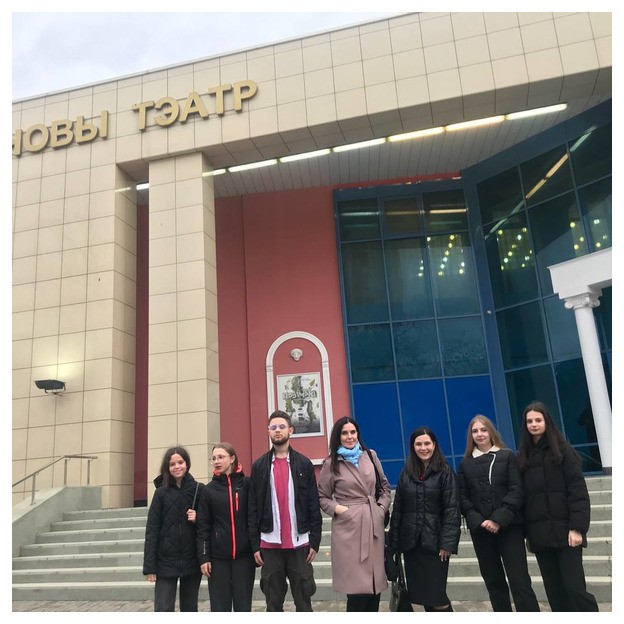 ПОСМОТРЕЛИ КОМЕДИЮ «ПРЫМАКИ» В НОВОМ ДРАМАТИЧЕСКОМ ТЕАТРЕ