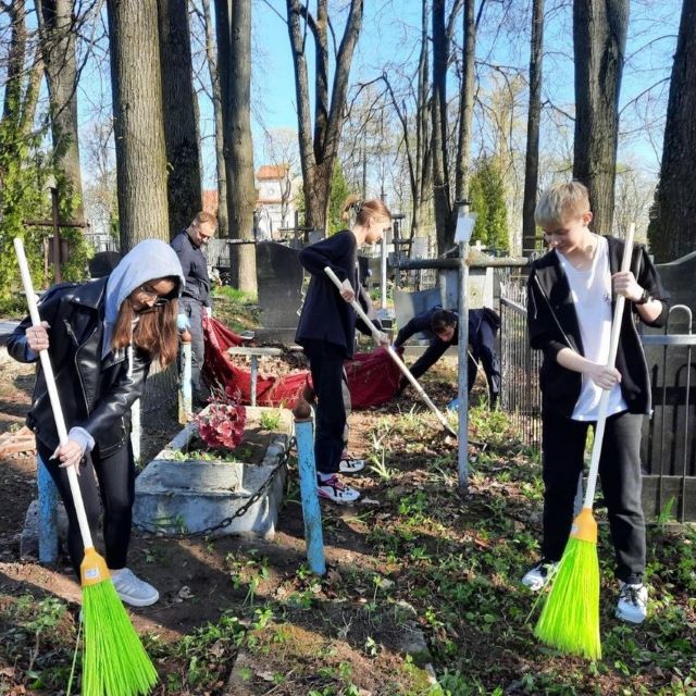 ПРИНЯЛИ УЧАСТИЕ В СУББОТНИКЕ. БЛАГОУСТРАИВАЛИ ВОИНСКИЕ ЗАХОРОНЕНИЯ
