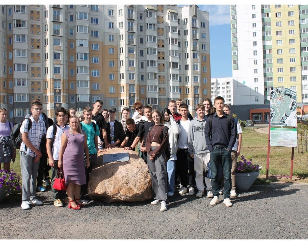 ПЕРВОКУРСНИКИ ПОСЕТИЛИ АЛЛЕЮ НАРОДНОГО ЕДИНСТВА ВО ФРУНЗЕНСКОМ РАЙОНЕ СТОЛИЦЫ