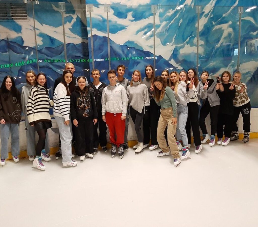 25 ОКТЯБРЯ УЧАЩИЕСЯ ПОСЕТИЛИ ЛЕДОВЫЙ КАТОК В ТЦ «ЗАМОК»