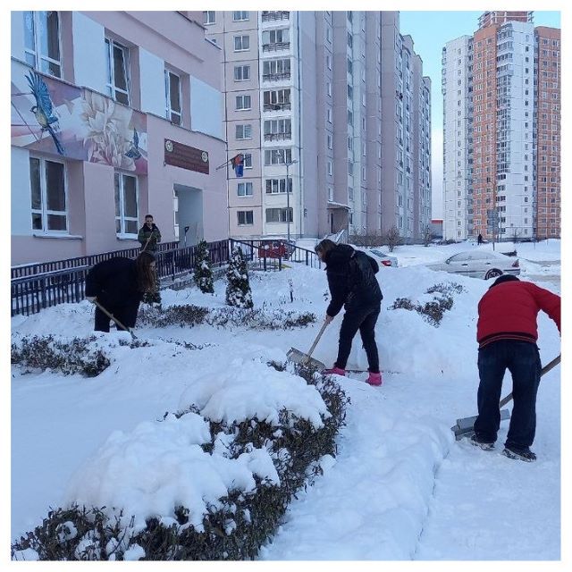 ПОМОГЛИ С УБОРКОЙ СНЕГА ЦЕНТРУ СОЦОБСЛУЖИВАНИЯ