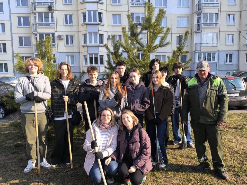 Марафон чистоты: учащиеся колледжа привели в порядок территорию района и учебного заведения