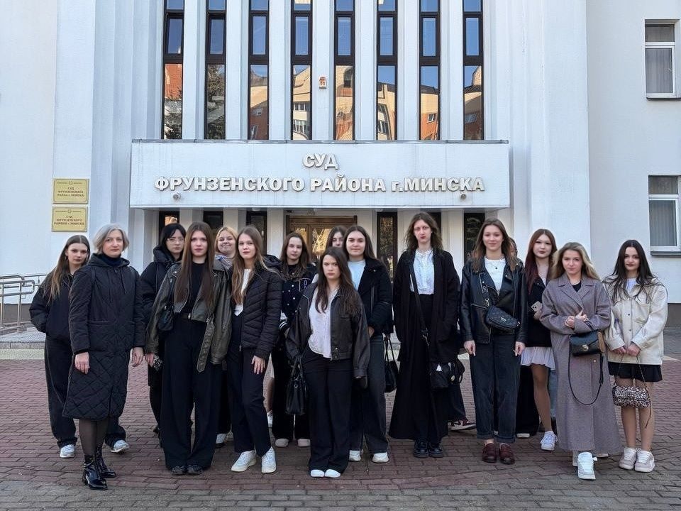 Учебная практика в зале суда: будущие юристы на слушании реального дела