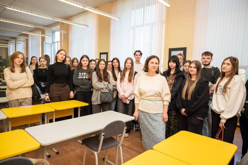 Учащиеся колледжа на авторской выставке Инны Варакса «Пачуцці»