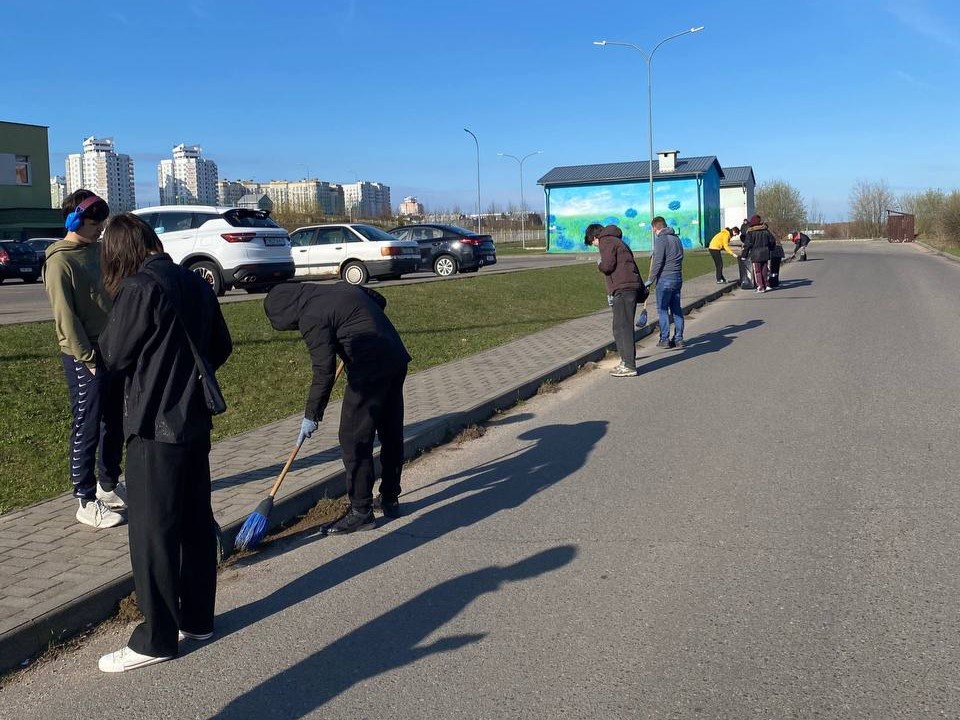 Эстафета чистоты: учащиеся групп Д-412 и Т-394 навели порядок на территории колледжа