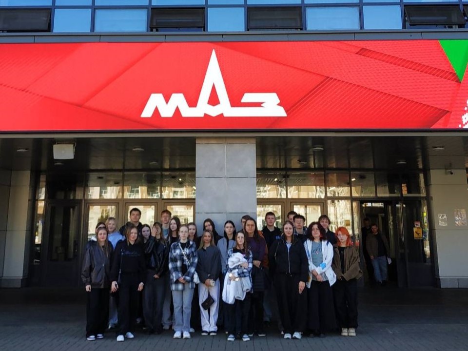 Будущие логисты группы Л-491 изучили технику МАЗ в Музее истории трудовой славы