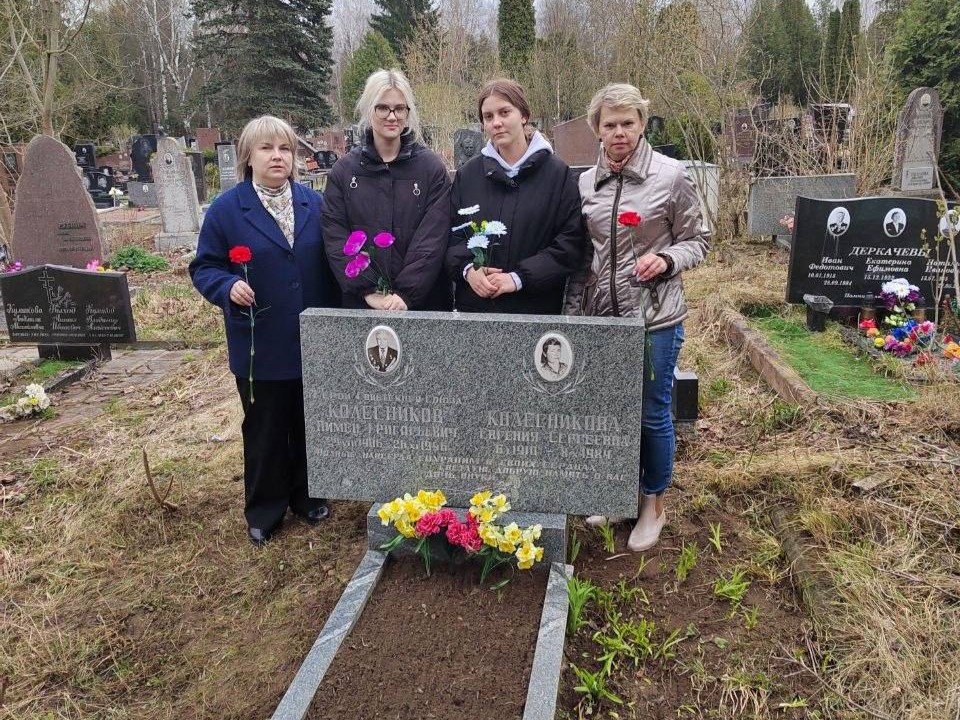 Волонтерский отряд колледжа благоустроил место захоронения Героя Советского Союза П.Г. Колесникова