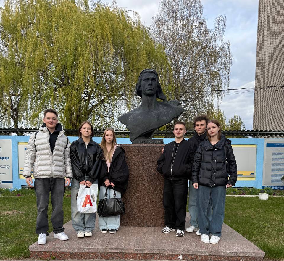 Пока мы помним прошлое — у нас есть будущее: учащиеся колледжа почтили память Николая Гастелло