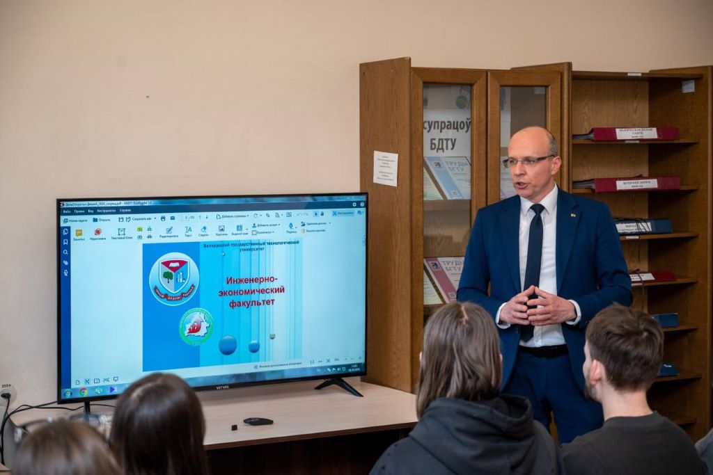 Ступени образования: учащиеся экономического отделения посетили БГТУ