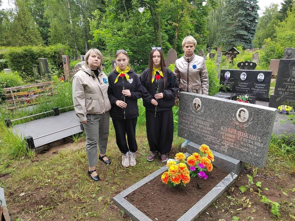 Благоустройство мест воинских захоронений: волонтеры колледжа и БСЖ навели порядок на могиле Героя Советского Союза