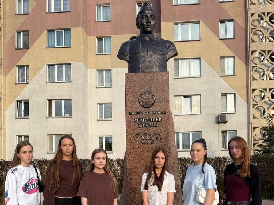 Наследники Победы: учащиеся возложили цветы к памятнику Герою Советского Союза Жумашу Асаналиеву Наследники Победы: учащиеся возложили цветы к памятнику Герою Советского Союза Жумашу Асаналиеву