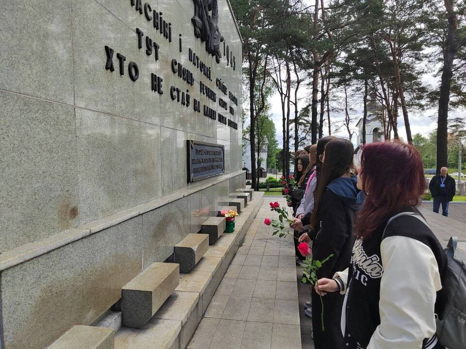 Память поколений: учащиеся колледжа возложили цветы к мемориальному комплексу «Шталаг-352»